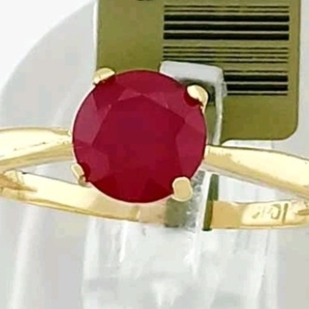 SALE! Elegant 10kt Solid Gold & Genuine 1.06 CTS Ruby Solitaire Ring - Picture 2 of 15